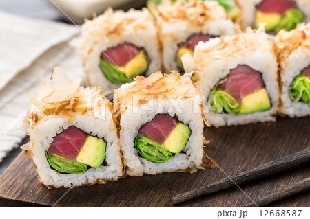 Sushi roll with tuna 12668587