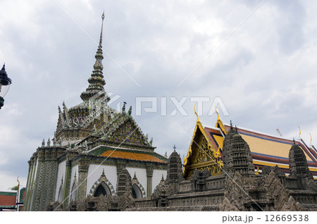 タイの王宮寺院 12669538
