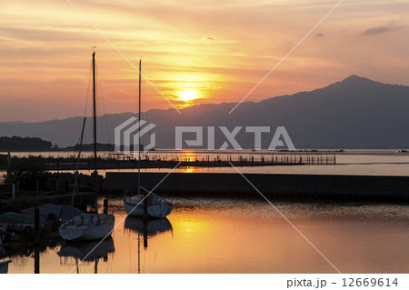 港の夕暮れ 12669614