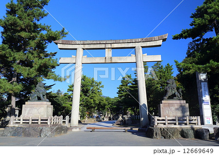 京都 北野天満宮 表参道の大鳥居の写真素材