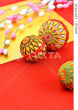 お正月イメージ　毬と餅玉 12670016
