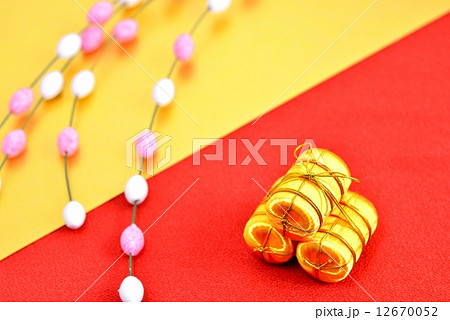 お正月イメージ　金の米俵 12670052