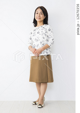 人妻　ポートレート　スカート 