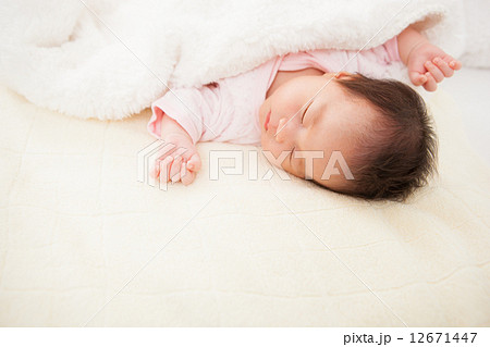 新生児 女の子の写真素材