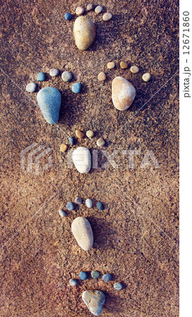 idea concept, pebble, foot step 12671860