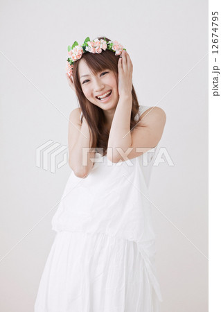 女性　花かんむり 12674795