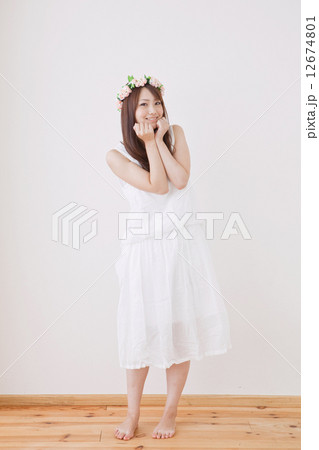 女性　花かんむり 12674801