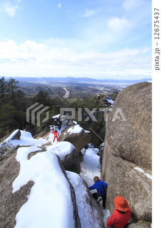 雪山ハイキング 12675437