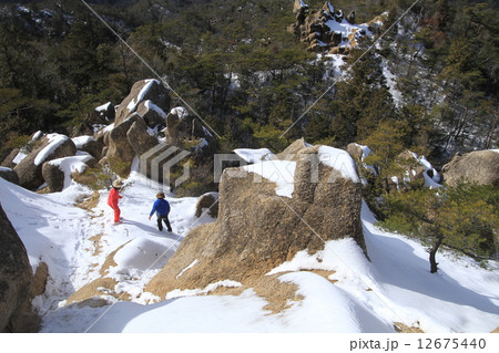 雪山ハイキング 12675440