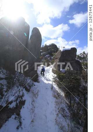 雪山ハイキング 12675441