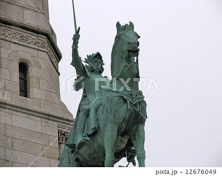 パリ　モンマルトルの丘　サクレ・クール寺院正面に建つジャンヌダルク像　 12676049