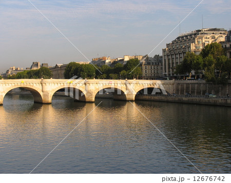 パリのセーヌ河岸　シテ島のパリ最古の橋　ポン・ヌフ橋　ユネスコ世界遺産 12676742