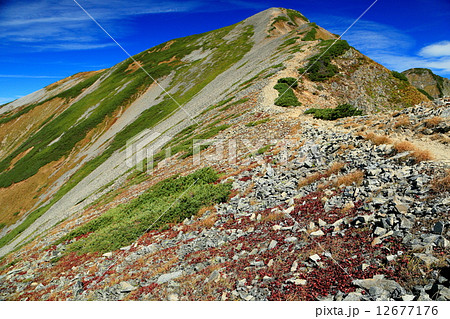 北アルプス・鹿島槍ヶ岳山頂を南峰直下から見る 北アルプス・鹿島槍ヶ岳山頂を南峰直下から見る 12677176