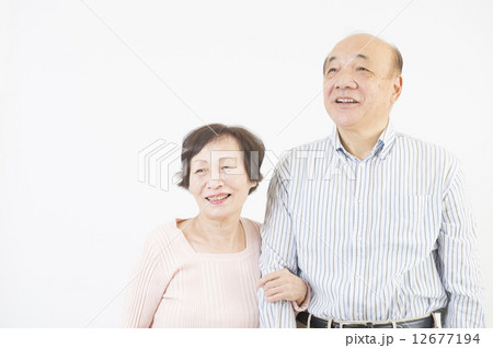 寄り添うシニア夫婦 寄り添うシニア夫婦 12677194