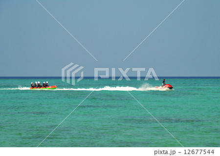 ジェットスキーとバナナボート 12677544