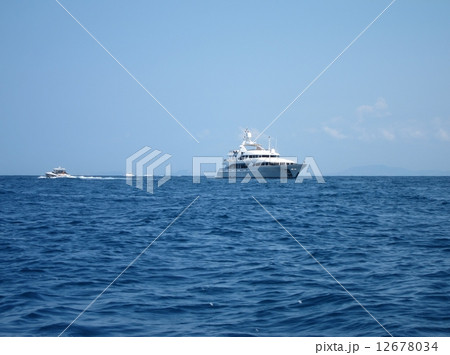 イタリア ティレニア海 ナポリ港からカプリ島 青の洞窟へのルートの写真素材