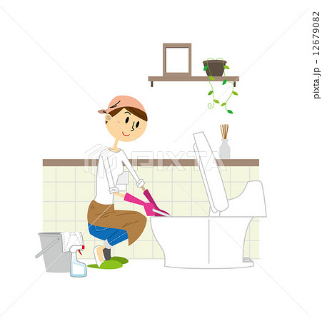 トイレ掃除する女性 12679082
