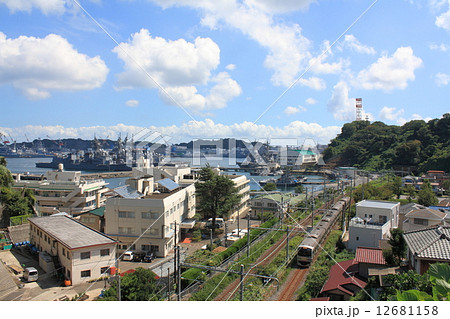 横須賀港の軍艦と横須賀線E217系(更新車・4両) 横須賀港の軍艦と横須賀線E217系(更新車・4両) 12681158