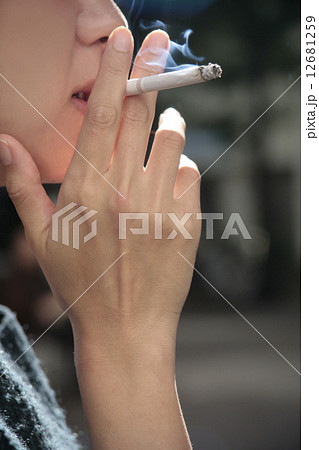タバコを吸う女性の手の写真素材