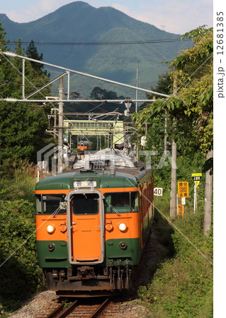 八ッ場ダム建設に伴いダム底に沈む、旧川原湯温泉駅と吾妻線115系電車 12681385