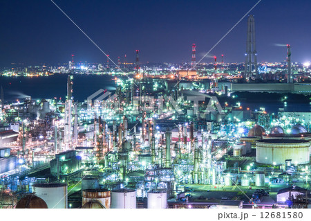 四日市コンビナートの工場夜景 四日市コンビナートの工場夜景 12681580
