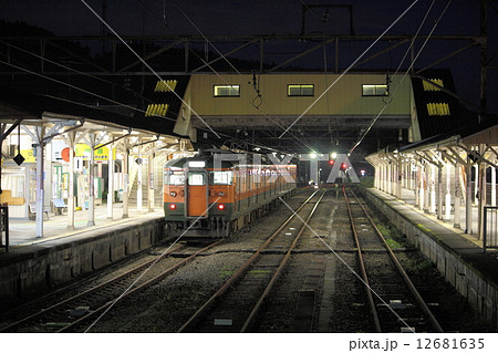 夜の横川駅に停車中の信越本線115系 高崎 横川 09年 の写真素材