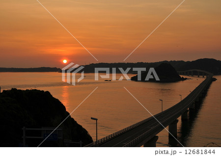 角島大橋と夕日の写真素材