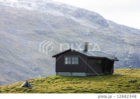 mountain cabin mountain cabin 12682348