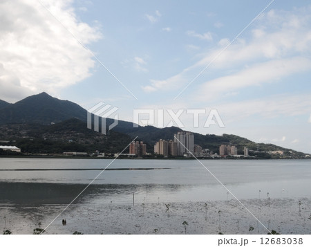 台湾　淡水と観音山（淡水富士） 12683038