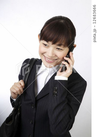 携帯で話す女性 12683666