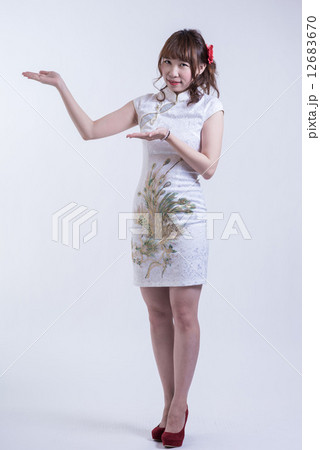 チャイナドレスの台湾人女性 チャイナドレスの台湾人女性 12683670