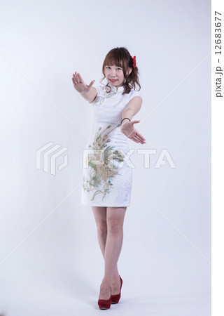 チャイナドレスの台湾人女性 12683677