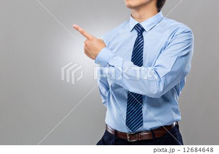 Businessman with two finger point aside 12684648