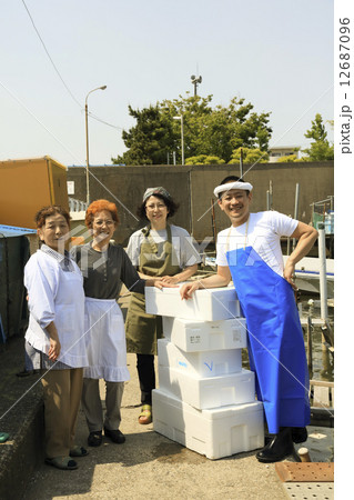 屋外で魚を売る鮮魚店店員と女性客 屋外で魚を売る鮮魚店店員と女性客 12687096
