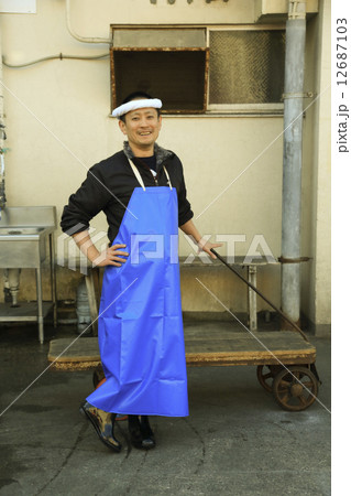 台車の前でポーズをとる鮮魚店の男性店員 12687103
