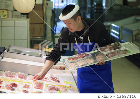 魚市場に商品を並べる男性 12687116
