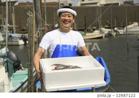 港でトロ箱を抱える鮮魚店店員 12687122