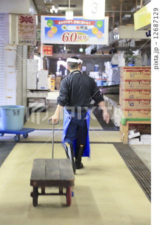 魚市場で働く男性の後ろ姿 魚市場で働く男性の後ろ姿 12687129