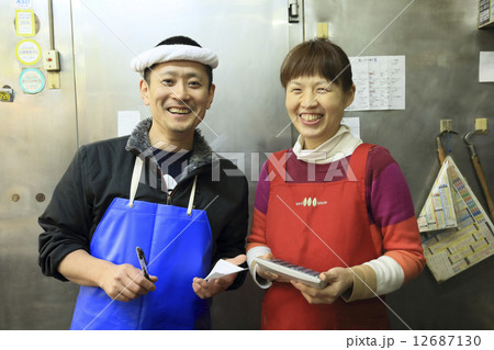 魚市場で働く男性と女性 魚市場で働く男性と女性 12687130