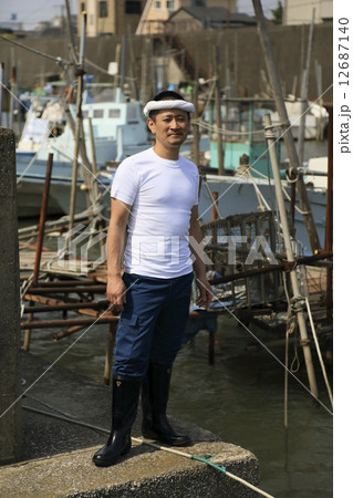 ねじり鉢巻をした男性のポートレート 12687140