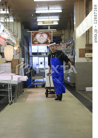 魚市場で働く男性 魚市場で働く男性 12687169