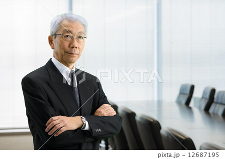 役員会議室に立っているシニアCEO 12687195