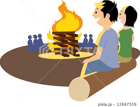 キャンプファイヤーを眺める若い男女 キャンプファイヤーを眺める若い男女 12687559