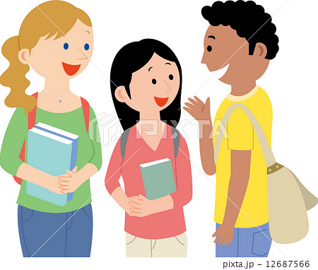 留学先で友人と談笑する女子学生 留学先で友人と談笑する女子学生 12687566