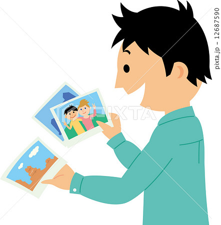 海外旅行の写真を見る若い男性 海外旅行の写真を見る若い男性 12687590