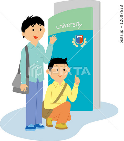 海外の大学での研修を受ける若い男性２人 12687633