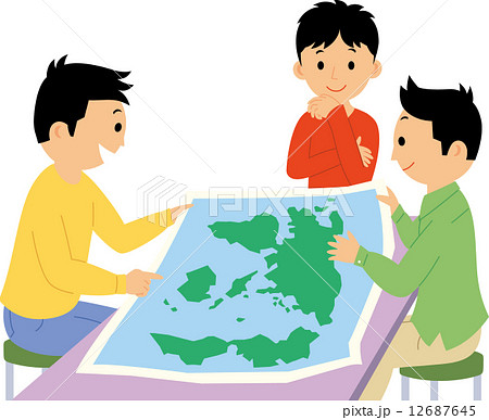 地図を広げて旅行の検討をする若い男性３人 12687645