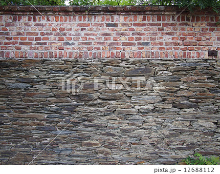ブルクホテル アウフ シェーンブルクの石積みとレンガの塀 ドイツ オーバーヴェーゼル の写真素材