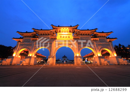 6月台湾 中正紀念堂・正門ライトアップ 12688299