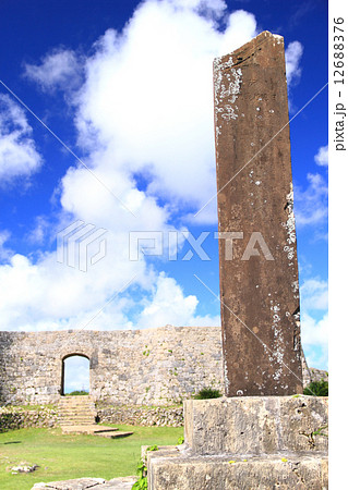 8月沖縄 中城城・日露戦争戦没者慰霊碑 12688376